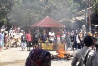 susana blokade jalan di kelurahan rontu kota bima.masa menuntut polisi mengungkap pelaku pembunuhan 