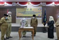 Wali Kota Bima H Muhammad Lutfi SE dan Bupati Bima Hj Indah Dhamayanti Putri Menandatangani Serah Terima Barang Milik Daerah.