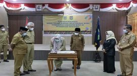 Wali Kota Bima H Muhammad Lutfi SE dan Bupati Bima Hj Indah Dhamayanti Putri Menandatangani Serah Terima Barang Milik Daerah.