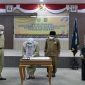 Wali Kota Bima H Muhammad Lutfi SE dan Bupati Bima Hj Indah Dhamayanti Putri Menandatangani Serah Terima Barang Milik Daerah.