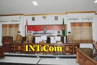 Foto walikota bima dan ketua DPRD kota bima pada saat penyerahan dokument 