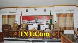 Foto walikota bima dan ketua DPRD kota bima pada saat penyerahan dokument 