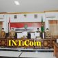Foto walikota bima dan ketua DPRD kota bima pada saat penyerahan dokument 