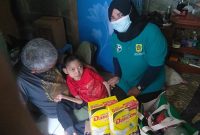foto dinas sosial pada saat berikan bantuan 