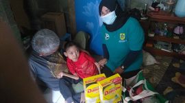 foto dinas sosial pada saat berikan bantuan 