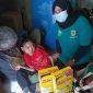 foto dinas sosial pada saat berikan bantuan 