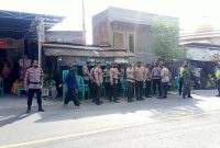 Foto anggota Polres Sumbawa Besar Pada Saat Penggamanan Mensos