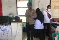 Foto Kapolres Dompu Pada Saat Pantauan Masyarakat Ikut Vaksin 
