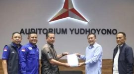 DPP Partai Demokrat menyerahkan surat tugas kepada Dr.H. Lalu Muhamad Iqbal untuk maju sebagai bakal Calon Gubernur NTB.
