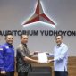DPP Partai Demokrat menyerahkan surat tugas kepada Dr.H. Lalu Muhamad Iqbal untuk maju sebagai bakal Calon Gubernur NTB.
