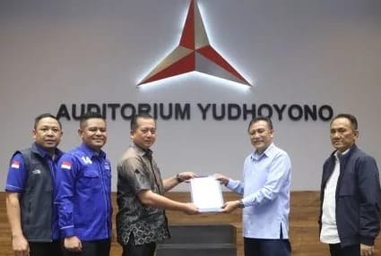 DPP Partai Demokrat menyerahkan surat tugas kepada Dr.H. Lalu Muhamad Iqbal untuk maju sebagai bakal Calon Gubernur NTB.
