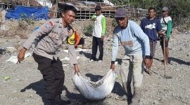 Foto anggota kapolres sumbawa lagi bantu masyarakat  gotong royong 