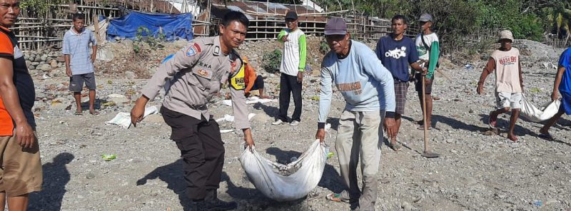 Foto anggota kapolres sumbawa lagi bantu masyarakat  gotong royong 