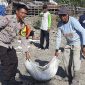 Foto anggota kapolres sumbawa lagi bantu masyarakat  gotong royong 