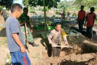foto anggota polres sumbawa lagi gali kubur 