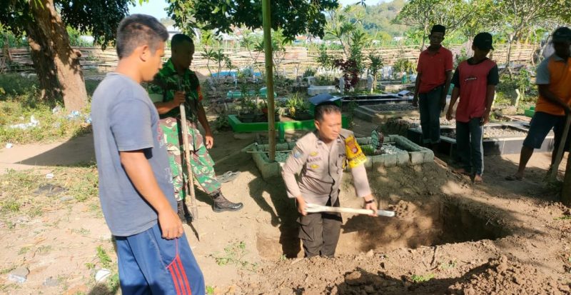 foto anggota polres sumbawa lagi gali kubur 