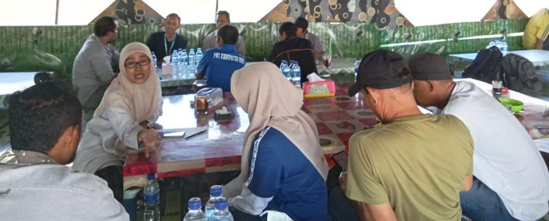 foto ketua PWI kabupaten bima bersama anggotanya 