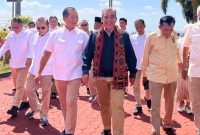 Foto: Lalu Iqbal dan ketua Gerindra NTB Lalu Pathul Bahri menyambut kedatangan Sekjen Gerindra Ahmad Muzani di pintu kedatangan VVIP Bandara Lombok, Rabu (17/7/2024).