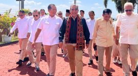 Foto: Lalu Iqbal dan ketua Gerindra NTB Lalu Pathul Bahri menyambut kedatangan Sekjen Gerindra Ahmad Muzani di pintu kedatangan VVIP Bandara Lombok, Rabu (17/7/2024).