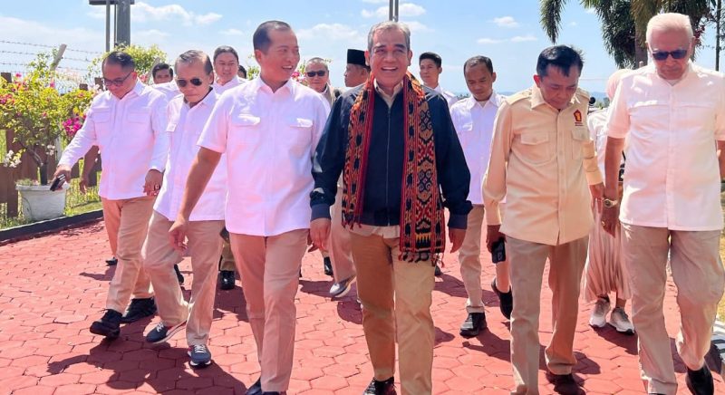 Foto: Lalu Iqbal dan ketua Gerindra NTB Lalu Pathul Bahri menyambut kedatangan Sekjen Gerindra Ahmad Muzani di pintu kedatangan VVIP Bandara Lombok, Rabu (17/7/2024).