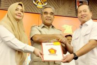 Foto: Sekjen Gerindra Ahmad Muzani serahkan SK rekomendasi kepada Iqbal-Dinda untuk Pilgub NTB di Pullman Mandalika, Lombok Tengah, Rabu (17/7/2024). 

