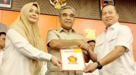 Foto: Sekjen Gerindra Ahmad Muzani serahkan SK rekomendasi kepada Iqbal-Dinda untuk Pilgub NTB di Pullman Mandalika, Lombok Tengah, Rabu (17/7/2024). 

