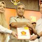 Foto: Sekjen Gerindra Ahmad Muzani serahkan SK rekomendasi kepada Iqbal-Dinda untuk Pilgub NTB di Pullman Mandalika, Lombok Tengah, Rabu (17/7/2024). 

