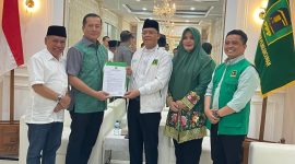 foto Ketua Umum PPP Muhamad Mardiono serahkan SK mengusung Iqbal-Dinda bertempat di Kantor DPP PPP di Menteng, Kecamatan Menteng, Kota Jakarta Pusat