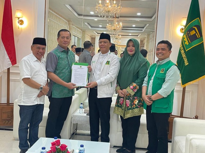 foto Ketua Umum PPP Muhamad Mardiono serahkan SK mengusung Iqbal-Dinda bertempat di Kantor DPP PPP di Menteng, Kecamatan Menteng, Kota Jakarta Pusat