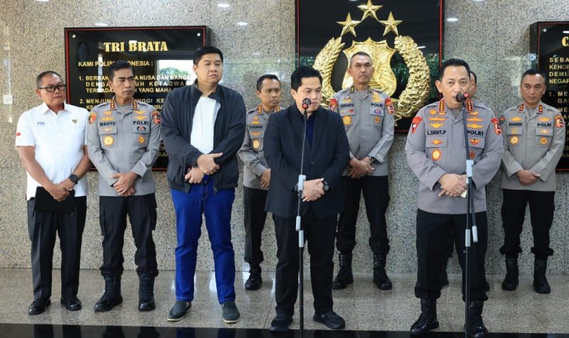 Foto Kapolri Jenderal Listyo Sigit Prabowo menerima audiensi Ketua Umum PSSI Erick Thohir di Mabes Polri Jakarta Selatan.