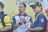 Foto Pj Gubernur Saat Pemberian Hadiah 