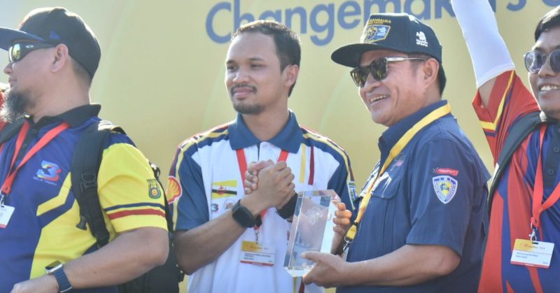 Foto Pj Gubernur Saat Pemberian Hadiah 