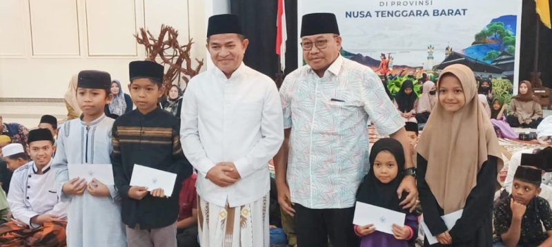 foto PJ Gubernur NTB Dan Anak Yatim Piatu 