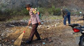 foto anggota polsek buer lagi gotong royong 