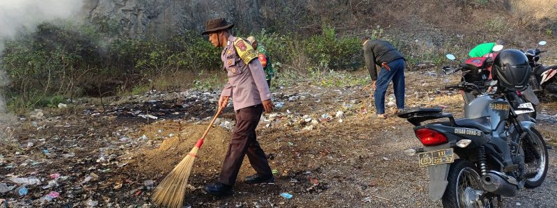 foto anggota polsek buer lagi gotong royong 