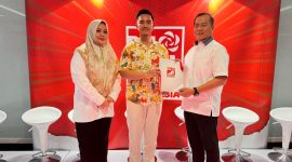 Foto Ketua umum DPP Partai Solidaritas Indonesia (PSI) Kaesang Pangarep pada saat serahkan SK kepada  pasangan Lalu Muhamad Iqbal-Indah Dhamayanti Putri alias Iqbal-Dinda

