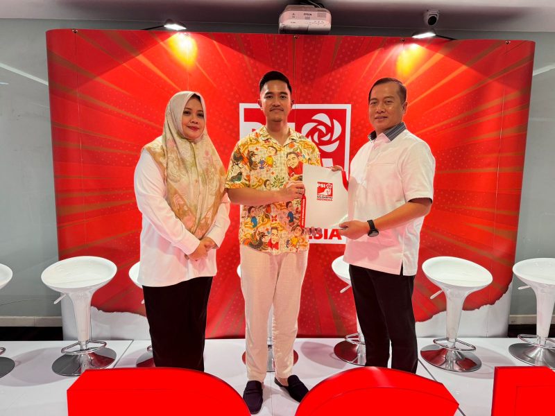 Foto Ketua umum DPP Partai Solidaritas Indonesia (PSI) Kaesang Pangarep pada saat serahkan SK kepada  pasangan Lalu Muhamad Iqbal-Indah Dhamayanti Putri alias Iqbal-Dinda

