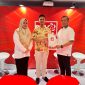 Foto Ketua umum DPP Partai Solidaritas Indonesia (PSI) Kaesang Pangarep pada saat serahkan SK kepada  pasangan Lalu Muhamad Iqbal-Indah Dhamayanti Putri alias Iqbal-Dinda

