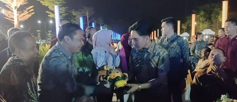 Foto Sekretaris Daerah Provinsi Kalsel, Roy Rizali Anwar, mewakili Gubernur Kalsel, H. Sahbirin Noor, DAn Wakil Presiden Terpilih Gibran Rakabuming Raka