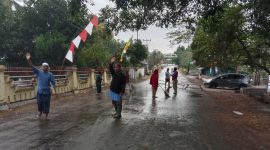 f0t0 Syamsuddin Dan Ustatz arifin pada saat menahan mobil motor lewat