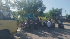 foto masyarakat lagi aksi  blokir  jalan PT SMS