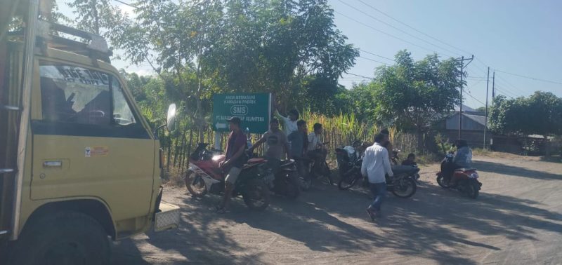 foto masyarakat lagi aksi  blokir  jalan PT SMS