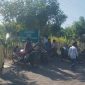 foto masyarakat lagi aksi  blokir  jalan PT SMS