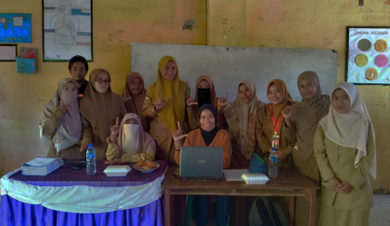 Community Officer Program Sekolah Aman YAPPIKA ActionAid dan mitra lokal YISA Ambalawi secara berkelanjutan melakukan pendampingan mendorong kapasitas guru dan keterlibatan pihak terkait melalui Komunitas Sekolah dalam mendorong literasi dan numerasi di sekolah dampingan.