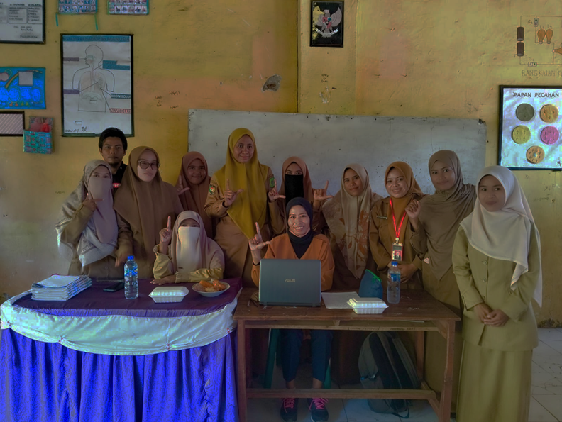 Community Officer Program Sekolah Aman YAPPIKA ActionAid dan mitra lokal YISA Ambalawi secara berkelanjutan melakukan pendampingan mendorong kapasitas guru dan keterlibatan pihak terkait melalui Komunitas Sekolah dalam mendorong literasi dan numerasi di sekolah dampingan.